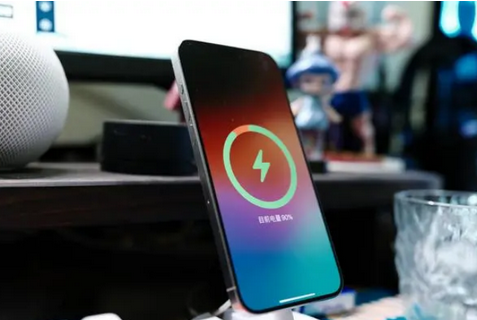 巨野苹果15换屏服务分享用什么充电器给iPhone15充电更好 